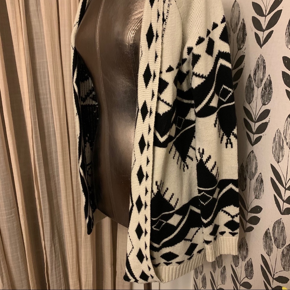 ๐ Spoiled Angel Aztec Open Cardigan - Picture 2 of 7